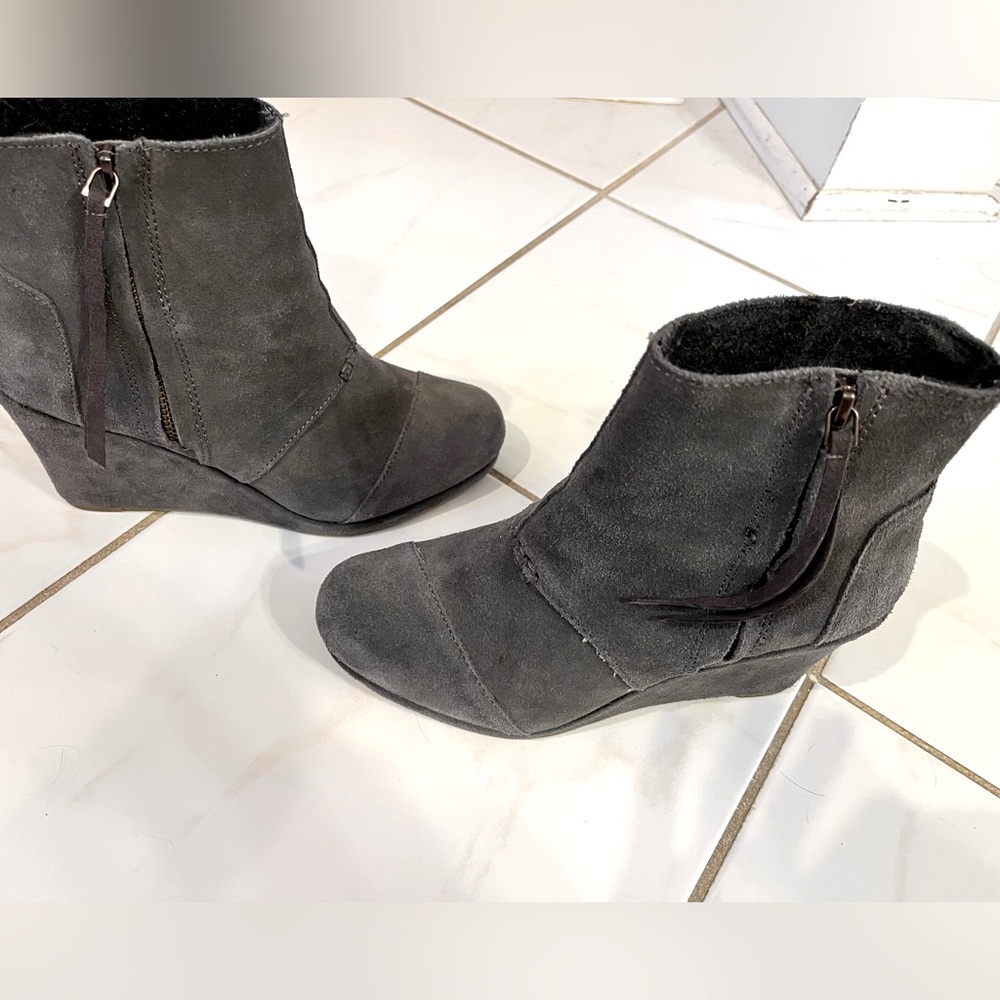SALE! Adorable gray suede Tom’s booties